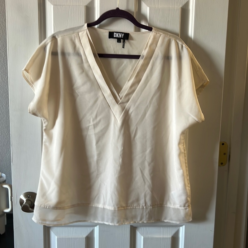 Dkny Vneck cream blouse in Medium